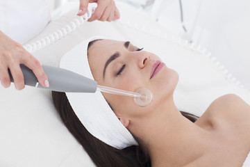 Naklejka premium Woman in spa having a facial treatment.
