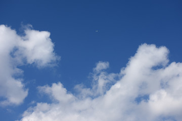 飛行機と青空と雲「空想・雲のモンスターたち」