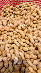 Geröstete Erdnüsse mit Schale im Supermarkt