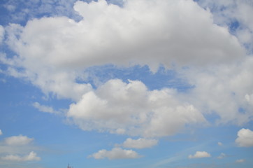 Blauer Himmel und Wolken