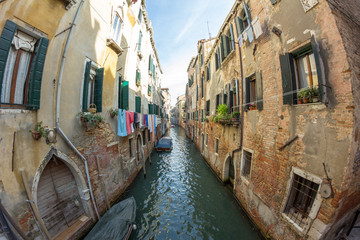 Fototapeta na wymiar Schmaler Kanal in Venedig, Italien 
