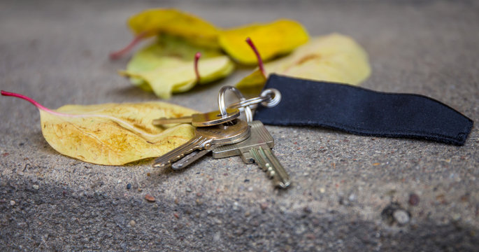 verlorene Schlüssel liegen draußen auf einer Strasse