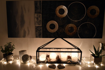 Weihnachtsdekoration im Advent bei Kerzenlicht und besinnlicher romantischer Stimmung