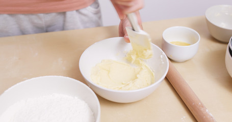 Adding butter into powder
