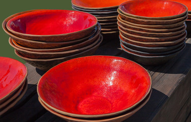 Ceramik tableware on a table.