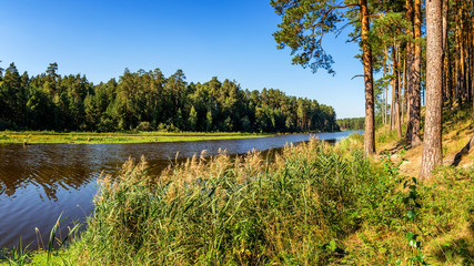панорама летнего пейзажа на Уральском озере днем,  Россия © 7ynp100