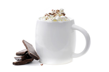 tasse de chocolat chaud avec des morceaux de chocolat sur fond blanc