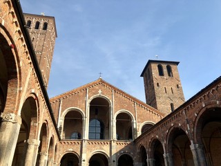 Fototapeta na wymiar Milano, la basilica di Sant’Ambrogio