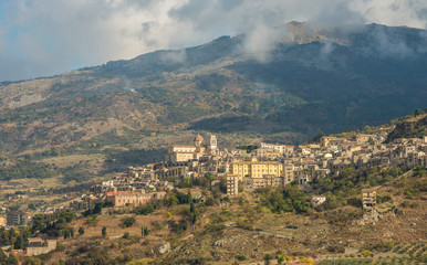Fototapeta na wymiar Scenic mountain village in rugged landscape of island of Sicily