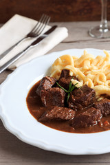 Wildgulasch mit Spätzle