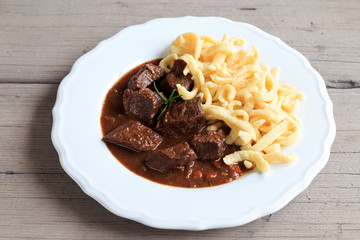 gulasch mit Spätzle
