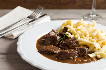 gulasch mit Spätzle