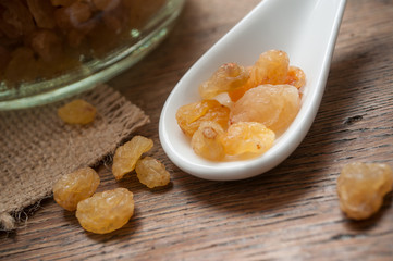 raisins sec et petite cuillère asiatique sur table en bois