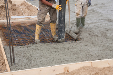 Gießen eines Betonfundaments auf Baustelle
