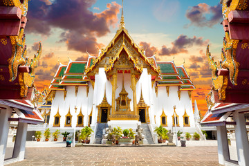 Obraz premium Palacio real en Bangkok ,Tailandia.Templos y arquitectura en Asia.Paisaje de atardecer.Viajes y turismo 