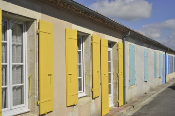 Perspective de maisons aux volets colorés, La Tremblade (17390), département de la Charente-Maritime en région Nouvelle-Aquitaine, France	