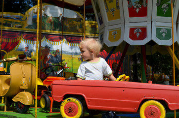 Obraz premium Child and carousel on the pilgrimage
