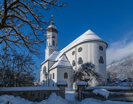 Kirche St. Martin in Garmisch-Partenkirchen im Winter