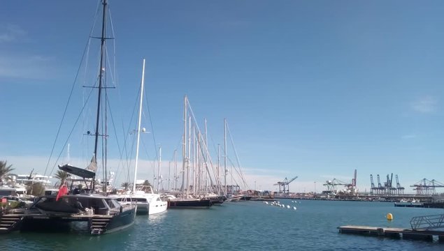 Time lapse de Yates y gr&uacute;as cargando buques al fondo en Puerto Valencia, Espa&ntilde;a