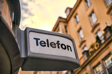 Hinweisschild für eine Telefonzelle in der Innenstadt von Dresden