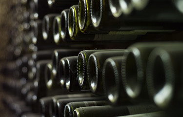 Weinkeller voll mit alter Weinflaschen in Nahansicht