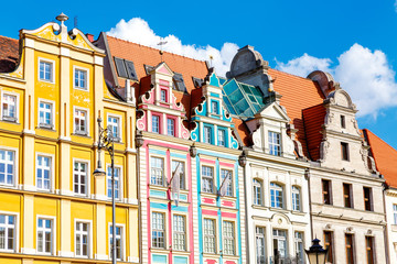Obraz premium Fantastic view of the ancient homes on a sunny day. Location famous Market Square in Wroclaw, Poland, Europe. Historical capital of Silesia. Beauty world.