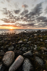 Dramatischer Steinstrand bei Sonnenuntergang