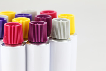 tapones de resca de colores enroscados en tubos de aluminio para la industria farmaceutica y de...