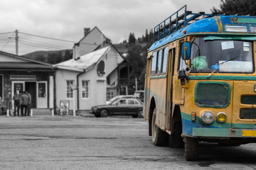 Fototapeta na wymiar old bus in mountain village