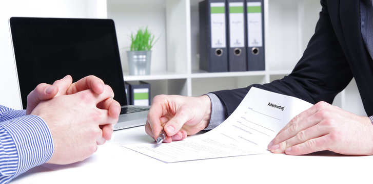 Arbeitsvertrag, einen Vertrag unterschreiben 