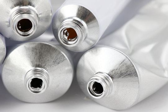 tubos de aluminio comprimible con la membrana rota