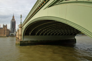 Most westminsterski widziany od dołu, Tamiza, w tle niewyraźny Big Ben i część budynku parlamentu - obrazy, fototapety, plakaty