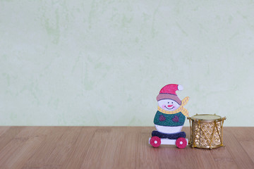 petit jouet sur le thème de noel avec bonhomme de neige ,ourson , boule et cloches rouges