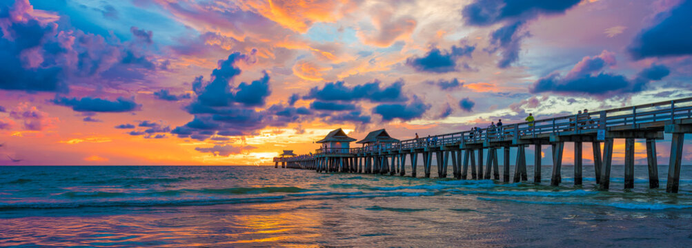 Fototapeta Pier and old bridge on the sea in Florida