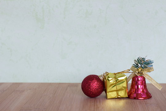 petit jouet sur le thème de noel avec bonhomme de neige ,ourson , boule et cloches rouges - Powered by Adobe