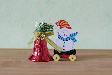 petit jouet sur le thème de noel avec bonhomme de neige ,ourson , boule et cloches rouges
