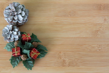 ruban rouge et blanc sur fond de bois clair avec une décoration couronne sur le thème de noel