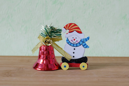 petit jouet sur le thème de noel avec bonhomme de neige ,ourson , boule et cloches rouges