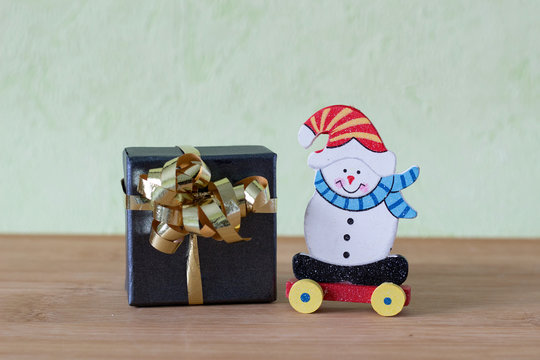 petit jouet sur le thème de noel avec bonhomme de neige ,ourson , boule et cloches rouges