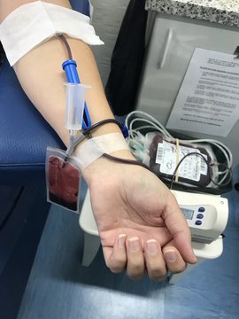 mujer donando sangre