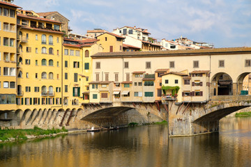 Fototapeta na wymiar The Ponte Vecchio over the river Arno on the city of Florence