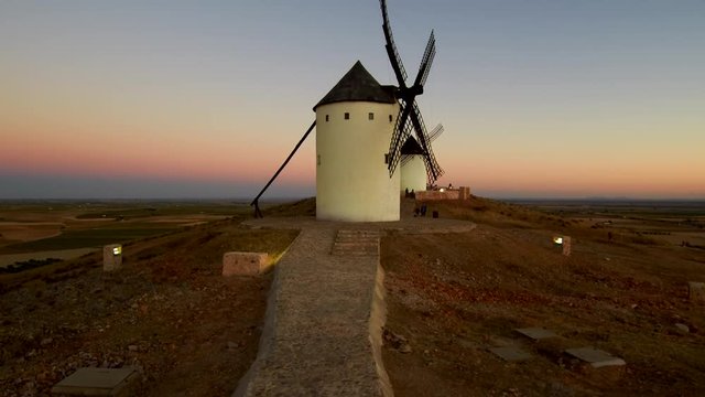 Alcazar de San Juan. Molinos de viento a vista de drone. Video aereo