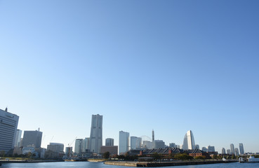 Fototapeta na wymiar 日本・横浜の都市風景・青空と高層ビル群（横浜みなとみらい２１などの高層ビル群などが見える））
