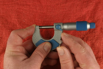 Zeroing imperial vernier micrometer, red shoptowel