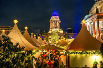 Naklejka premium Jarmark bożonarodzeniowy, francuski kościół i konzerthaus w Berlinie, Niemcy