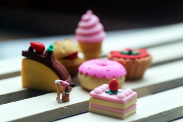 Miniature People : housewives figures with dessert