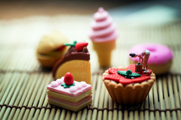 Miniature People : housewives figures with dessert