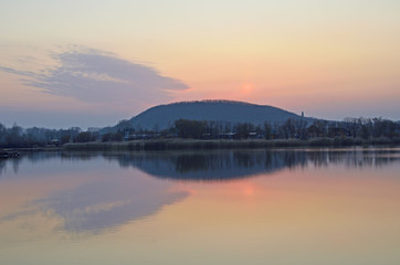 Озеро Yaoquan в национальном геоарке в Удалянчи на севере Китая в октябре на закате