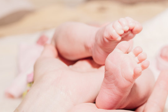 The legs of a newborn close-up