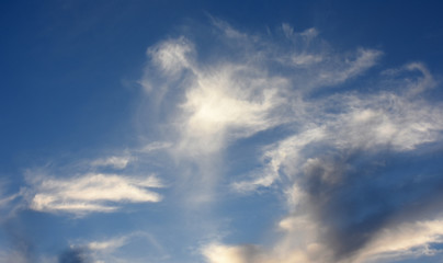  青空と雲「空想・雲のモンスターたち」（入り乱れる、蠢く、縦横無尽になどのイメージ）